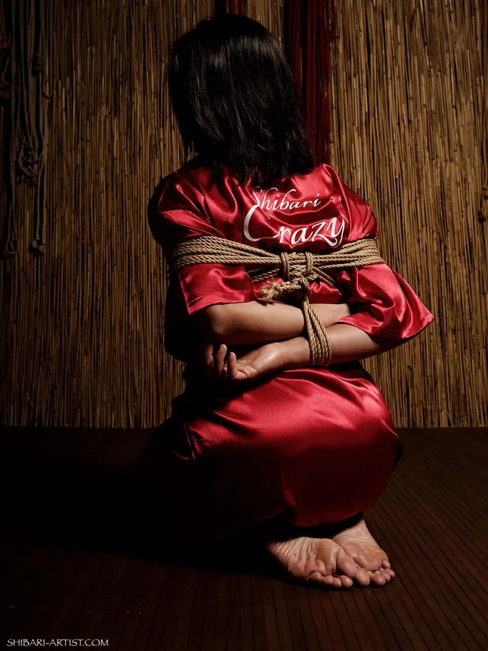Kinbaku aux cordes naturelles et kimono rouge photographié par Seb Kinbaku
