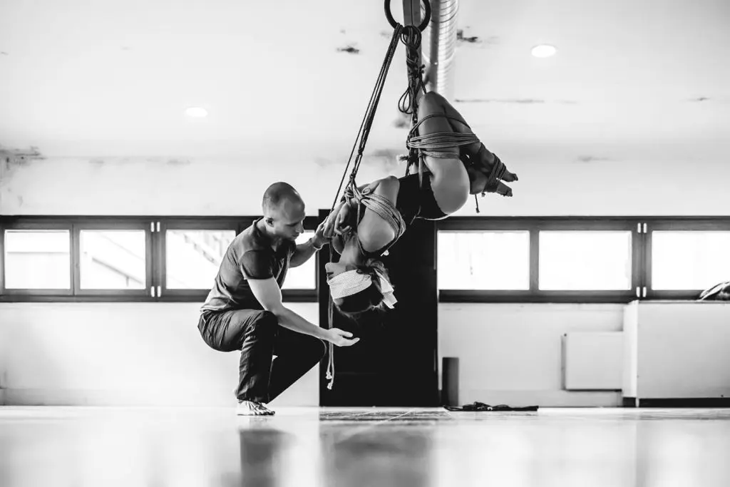 Performance avec suspension Shibari réalisée par Seb Kinbaku