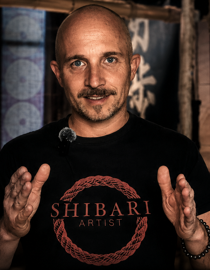 Portrait de Seb Kinbaku, artiste Shibari, formateur et accompagnant